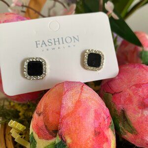 FASHION PIERCED EARRINGS BLACK ONYX CENTER SURROUNDED WITH WHITE STONES NWT